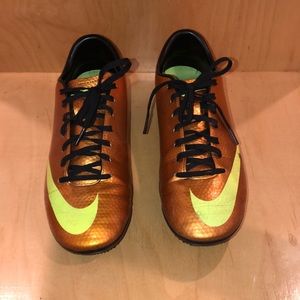NIKE SOCCER CLEATS SIZE 8